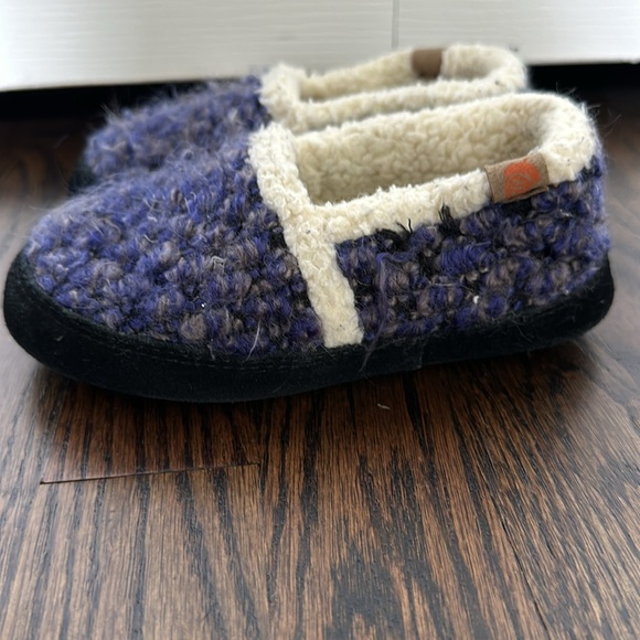 Acorn Kids Sherpa Slippers - Picture 4 of 5